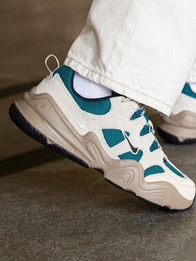 Nike Men’s Sneakers Teal Beige Black Size 9